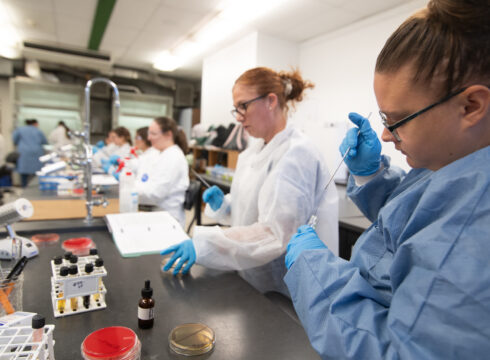 Biology, Biotechnology, and Health Science students in a New England College Biology Lab